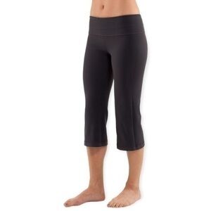 Lululemon Women’s Size 6 Coal Concord Grape Reversible Groove Crop Leggings.